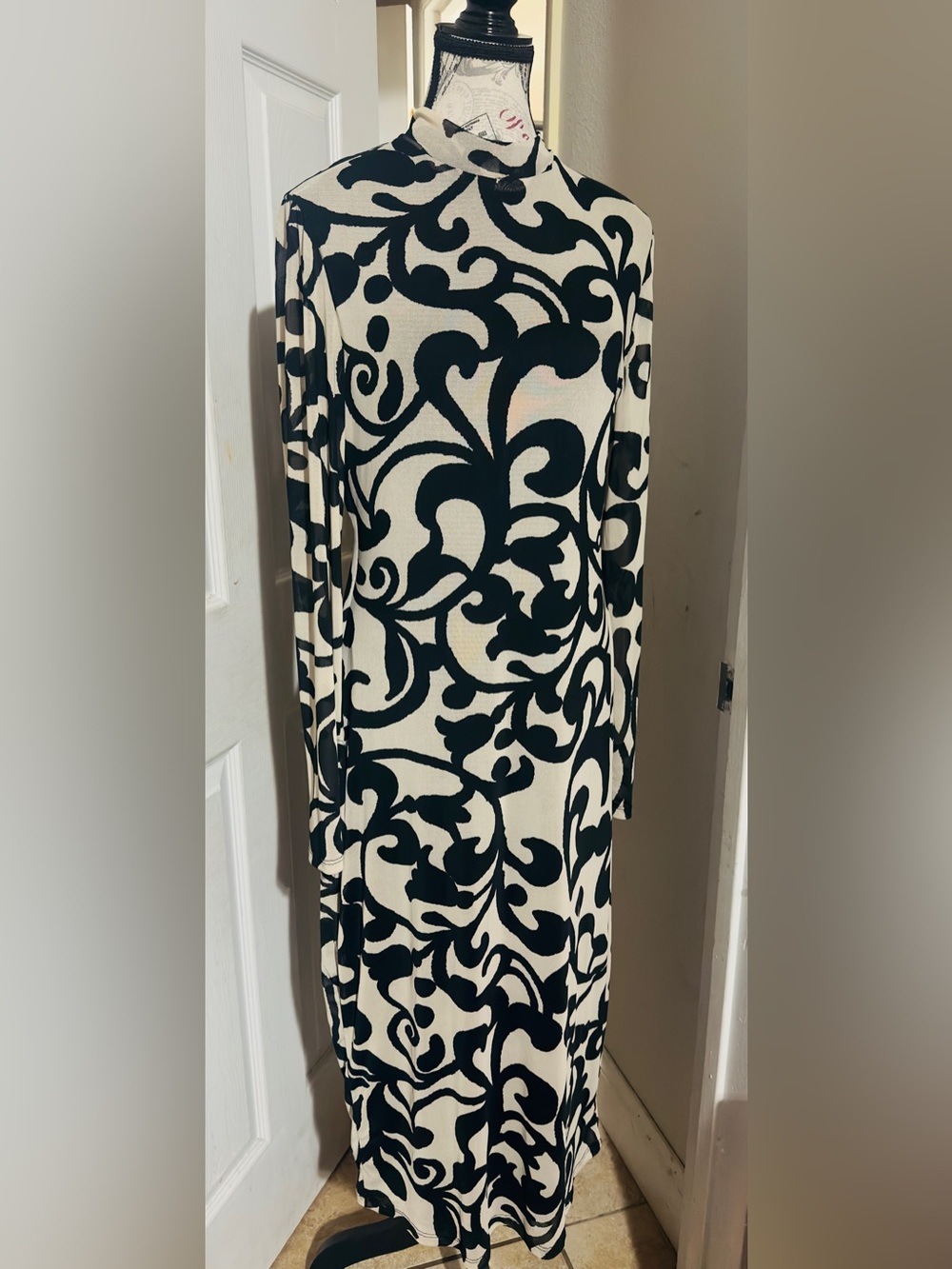 Premier Amour Long-Sleeve Black & Cream Scroll-Print Dress